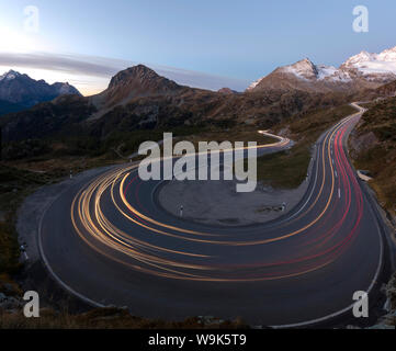 Panoramica di luci delle tracce di auto, del Bernina, Valle di Poschiavo, Engadina nel Cantone dei Grigioni, Svizzera, Europa Foto Stock