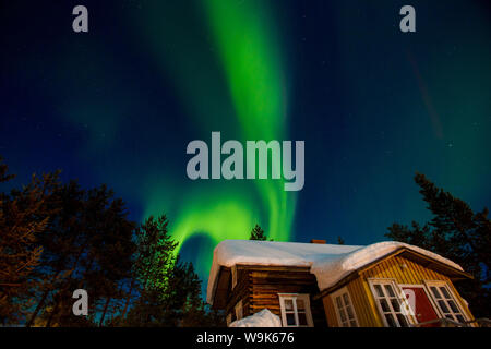 Aurora Boreale (le luci del nord) su Kakslauttanen Igloo Village West, Saariselka, Finlandia e Scandinavia, Europa Foto Stock