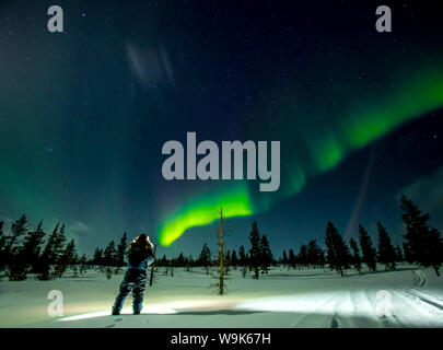 Aurora Boreale (le luci del nord) su Kakslauttanen Igloo Village West, Saariselka, Finlandia e Scandinavia, Europa Foto Stock