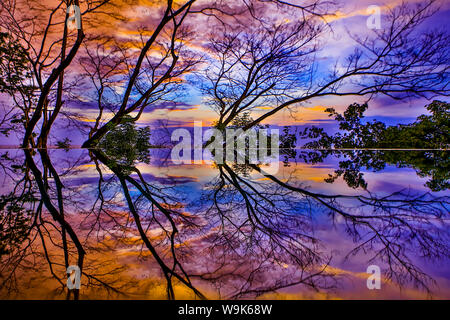 La piscina a sfioro riflessione al tramonto, Tamarindo, Costa Rica, America Centrale Foto Stock