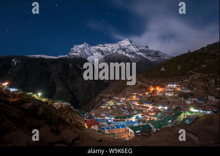 Spettacolare Namche Bazaar illuminata di notte, nella regione dell Everest, Himalaya, Nepal, Asia Foto Stock