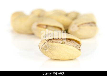 Sacco di tutto mature pistacchio verde in primo piano isolato su sfondo bianco Foto Stock