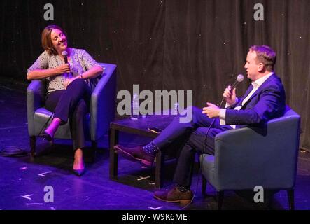 Edinburgh, Regno Unito. 14 Ago, 2019. Kezia Dugdale prende parte in una intervista con Matt Forde al Edinburgh Fringe Festival. Durante l'intervista ha confessato che lei non pensa Jeremy Corbyn diventerà il primo ministro. Nella foto: Kezia Dugdale e Matt Forde Credito: ricca di Dyson/Alamy Live News Foto Stock