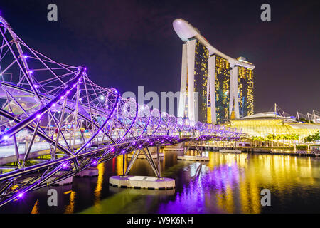 Helix ponte che conduce alla Marina Bay Sands, Marina Bay, Singapore, Sud-est asiatico, in Asia Foto Stock