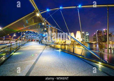 Helix ponte che conduce alla Marina Bay Sands, Marina Bay, Singapore, Sud-est asiatico, in Asia Foto Stock