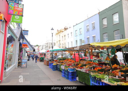 La gente visita del Mercato di Portobello Road London REGNO UNITO Foto Stock