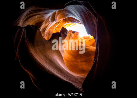 Luci e ombre nella parte superiore Antelope Canyon, il parco tribale Navajo, Arizona, Stati Uniti d'America, America del Nord Foto Stock