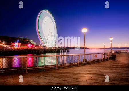 Night Shot di Seattle Grande Ruota da Waterfront Park a Seattle, nello Stato di Washington, Stati Uniti d'America, America del Nord Foto Stock