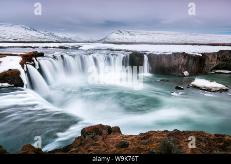 Godafoss nel nord dell'Islanda, al blue ora durante l'ultimo dell'inverno meteo, Islanda, regioni polari Foto Stock