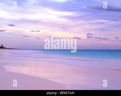 Sabbie rosa spiaggia al tramonto con una persona in distanza, Harbour Island, Eleuthera, Bahamas, West Indies, Atlantico America Centrale Foto Stock