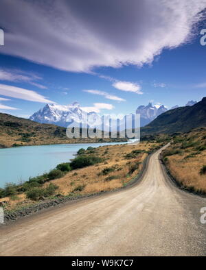 Cuernos del Paine salendo sopra Rio Paine, Parco Nazionale Torres del Paine, Patagonia, Cile, Sud America Foto Stock