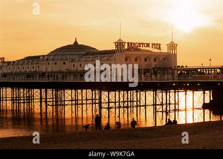 Il Brighton Pier al tramonto, Brighton East Sussex, England, Regno Unito, Europa Foto Stock