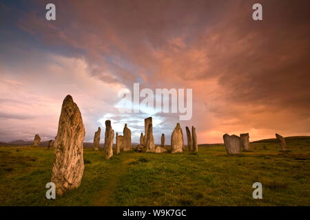 In piedi pietre di Callanish all'alba, Callanish, nei pressi di Carloway, isola di Lewis, Ebridi Esterne, Scotland, Regno Unito, Europa Foto Stock