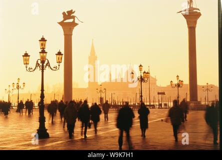 Sunrise in Piazza San Marco, San Giorgio Maggiore in background, Venezia, Veneto, Italia Foto Stock