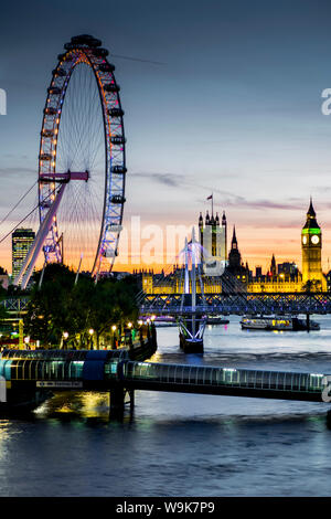 Millennium Wheel (London Eye), il fiume Tamigi e il Big Ben skyline al crepuscolo, London, England, Regno Unito, Europa Foto Stock