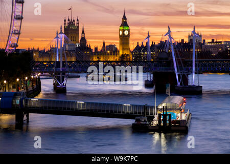 Millennium Wheel (London Eye), il fiume Tamigi e il Big Ben skyline al tramonto, London, England, Regno Unito, Europa Foto Stock