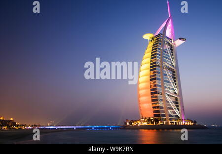 Tramonto, Burj Al Arab Hotel, Dubai, Emirati Arabi Uniti, Medio Oriente Foto Stock