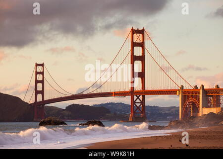 Il Golden Gate Bridge, che collega la città di San Francisco con Marin County, preso da Baker Beach, San Francisco, California, Stati Uniti d'America Foto Stock