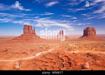 West Mitten Butte, Est Mitten Butte e Merrick Butte, le muffole, il parco tribale Navajo Monument Valley, Arizona, Stati Uniti d'America Foto Stock