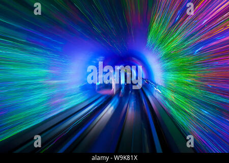 Il Bund Sightseeing Tunnel sotto il fiume Hangpu, Shanghai, Cina e Asia Foto Stock