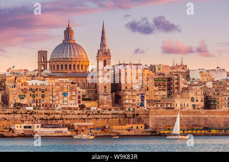 La Valletta skyline al tramonto con la chiesa carmelitana cupola e St. Pauls Cattedrale anglicana, La Valletta, Malta, Mediterraneo, Europa Foto Stock