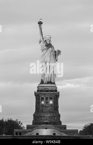 Statua della Libertà al tramonto, New York City, Stati Uniti d'America Foto Stock