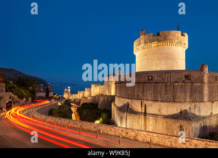 Torre Minceta e le mura della città con semaforo sentieri, Dubrovnik Città Vecchia, Dubrovnik, Dalmazia, Croazia, Europa Foto Stock