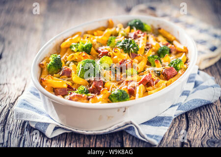 Pasta al forno penne con broccoli di maiale affumicato mozzarela collo formaggio e altri ingredienti. Foto Stock