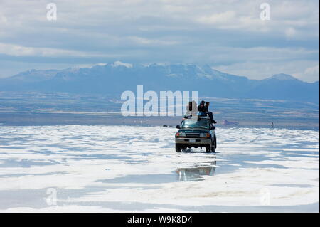 La trazione a quattro ruote motrici (4WD) con gruppo di tour a salir de Uyuni, saline, Bolivia, Sud America Foto Stock