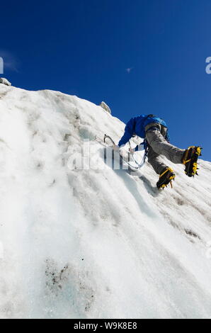 Ice Climber al Mer de Glace glacier, Chamonix Alta Savoia, sulle Alpi francesi, Francia, Europa Foto Stock