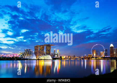 Giardini dalla baia, Cloud Forest, fiore Dome, Marina Bay Sands Hotel e Casinò e Singapore Flyer ruota panoramica Ferris, Singapore, Sud-est asiatico, in Asia Foto Stock