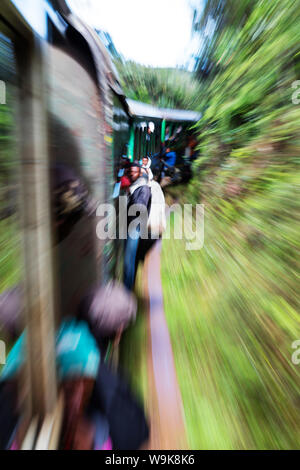 I passeggeri sulla Fianarantsoa a Manakara FCE treno, zona orientale, Madagascar, Africa Foto Stock