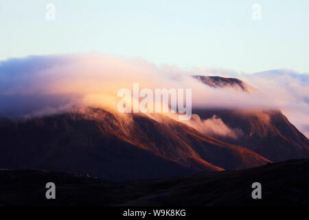 Sunrise su una nuvola e rabboccato montagna, Andringitra Parco Nazionale, Ambalavao, zona centrale, Madagascar, Africa Foto Stock