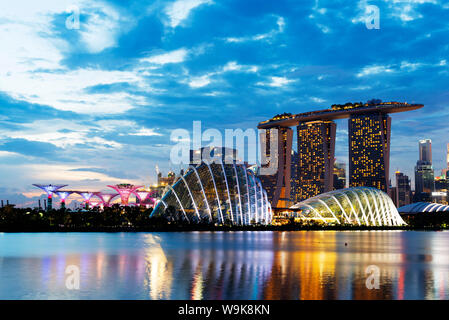 Giardini dalla baia, Cloud Forest, fiore Dome, Marina Bay Sands Hotel e Casinò, Supertree Grove, Singapore, Sud-est asiatico, in Asia Foto Stock