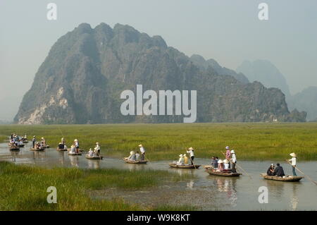 Barche Punting sul delta del fiume, il calcare del paesaggio di montagna, Van lungo, Ninh Binh, a sud di Hanoi, Vietnam del Nord, Asia sud-orientale, Asia Foto Stock