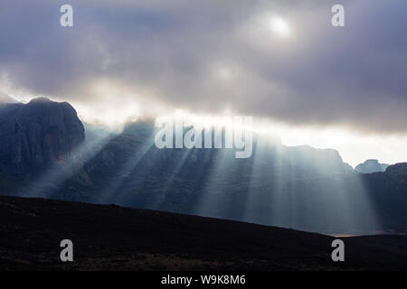 Sunray rottura attraverso il cloud, Andringitra Parco Nazionale, Ambalavao, zona centrale, Madagascar, Africa Foto Stock