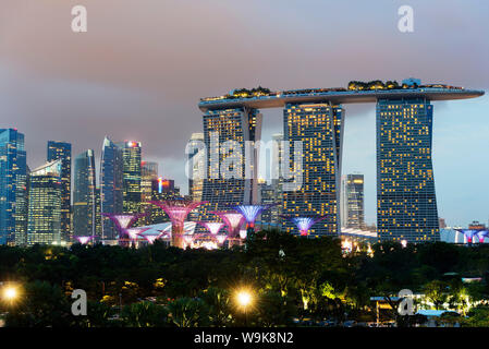 Giardini dalla baia, Supertree Grove e Marina Bay Sands Hotel e Casinò, Singapore, Sud-est asiatico, in Asia Foto Stock