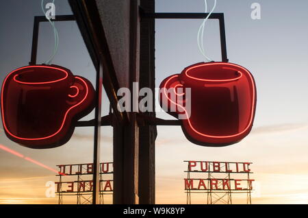 Il Neon tazza da caffè riflessa nella caffetteria finestra con il Pike Place Market dietro, Seattle, nello Stato di Washington, Stati Uniti d'America, America del Nord Foto Stock