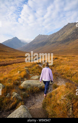 Donna che cammina in Glen Sannox, Isle of Arran, North Ayrshire, in Scozia, Regno Unito, Europa Foto Stock