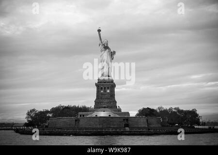 Statua della Libertà al tramonto, New York City, Stati Uniti d'America Foto Stock