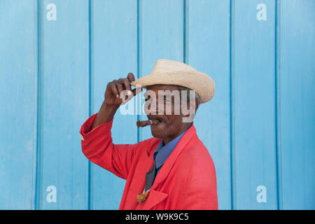 Uomo cubano con sigaro Avana, Cuba, West Indies, America Centrale Foto Stock