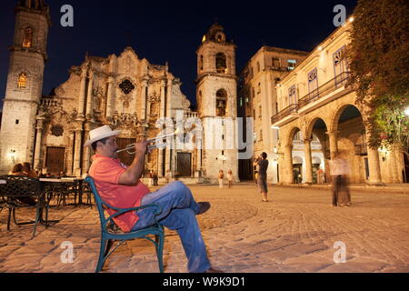 Suonatore di tromba, Plaza de la Catedral, Havana, Cuba, West Indies, America Centrale Foto Stock