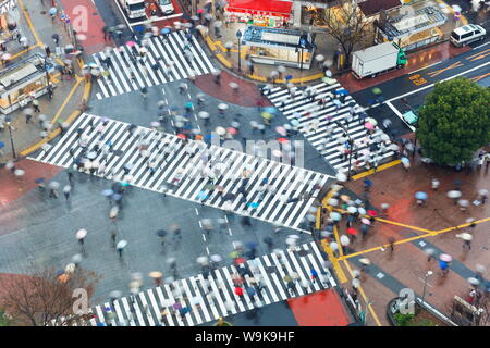 Vista aerea della folla attraversando il famoso incrocio di Shibuya crosswalks, Shibuya, Tokyo, Giappone Foto Stock