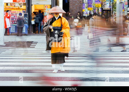 Lo Shintoismo monaco in abito tradizionale raccogliendo elemosine (donazioni), Ginza, Tokyo, Honshu, Giappone, Asia Foto Stock