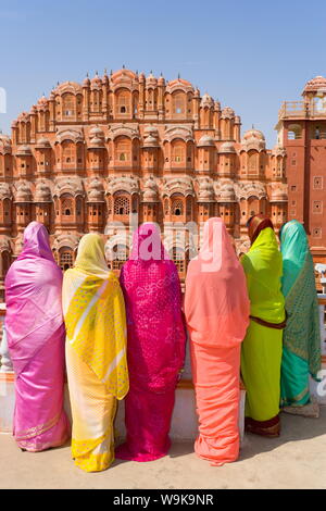 Le donne in sari luminoso nella parte anteriore del Hawa Mahal (palazzo dei venti), costruito nel 1799, Jaipur, Rajasthan, India, Asia Foto Stock