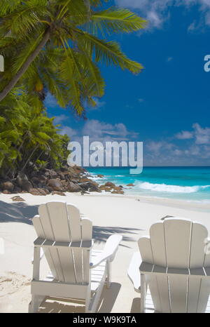 Due poltrone Adirondack sulla spiaggia tropicale, Seychelles, Oceano indiano, Africa Foto Stock