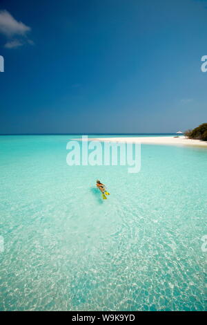 Giovane donna snorkeling nelle Maldive, Oceano Indiano, Asia Foto Stock