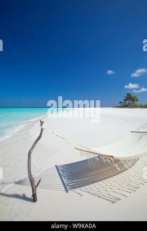 Amaca sulla spiaggia tropicale, Maldive, Oceano Indiano, Asia Foto Stock