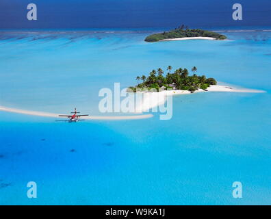 Vista aerea di isola deserta con idrovolante, South Male Atoll, Maldive, Oceano Indiano, Asia Foto Stock