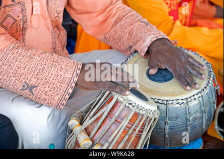 Musicista indù giocando il Tabla (tamburi) con tipica macchia nera realizzato a partire da una miscela di gomma, fuliggine e la limatura di ferro, West Bengal, India, Asia Foto Stock